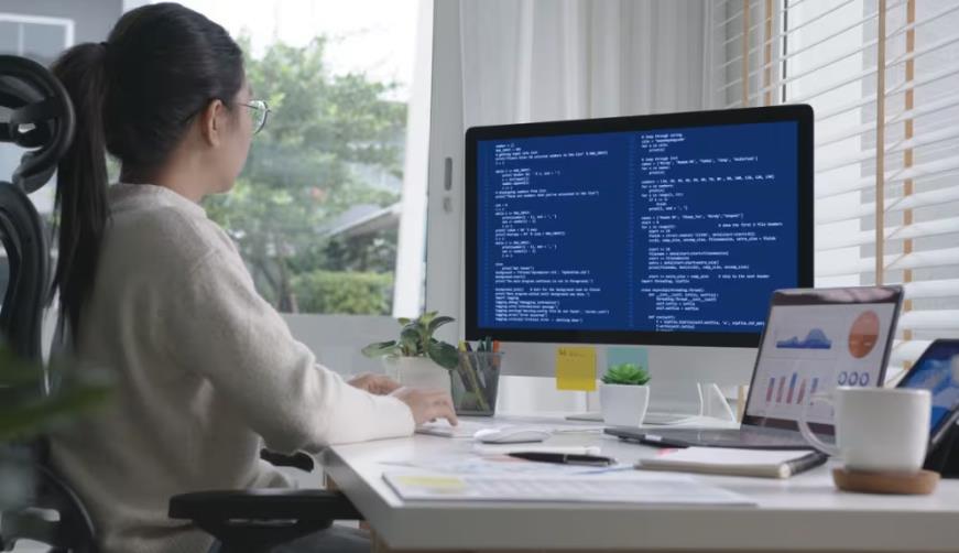 琼中软件开发公司实战建议:网站赋能,为何必须接入支持机器人?
